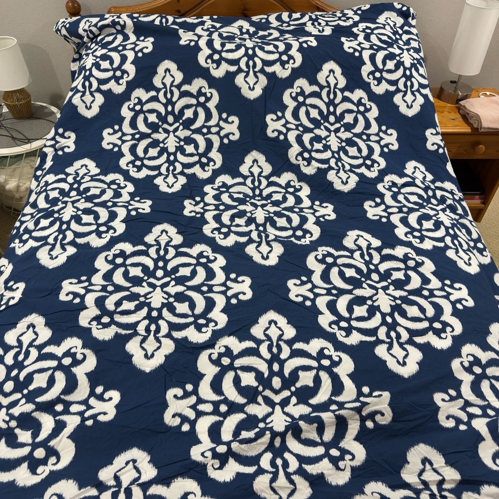 Pottery Barn Teen IKAT Medallion Blue and White Duvet Cover & 1 sham